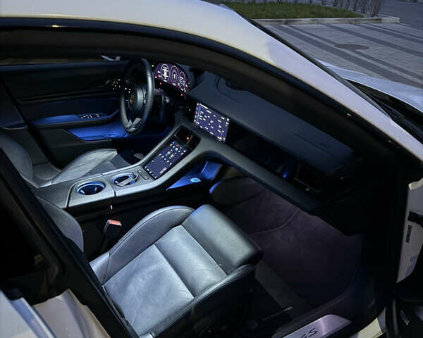 Белый Порше Тайкан, объемом двигателя 0 л и пробегом 101 тыс. км за 48000 $, фото 12 на Automoto.ua