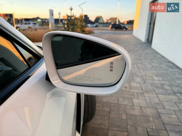 Белый Порше Тайкан, объемом двигателя 0 л и пробегом 100 тыс. км за 51800 $, фото 6 на Automoto.ua