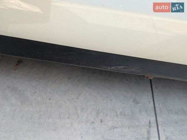 Белый Порше Тайкан, объемом двигателя 0 л и пробегом 77 тыс. км за 59000 $, фото 17 на Automoto.ua