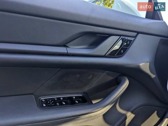 Белый Порше Тайкан, объемом двигателя 0 л и пробегом 77 тыс. км за 59000 $, фото 13 на Automoto.ua