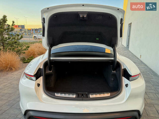 Белый Порше Тайкан, объемом двигателя 0 л и пробегом 100 тыс. км за 51800 $, фото 10 на Automoto.ua