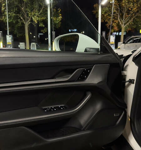 Білий Порше Тайкан, об'ємом двигуна 0 л та пробігом 99 тис. км за 70000 $, фото 10 на Automoto.ua