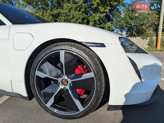 Белый Порше Тайкан, объемом двигателя 0 л и пробегом 77 тыс. км за 59000 $, фото 9 на Automoto.ua