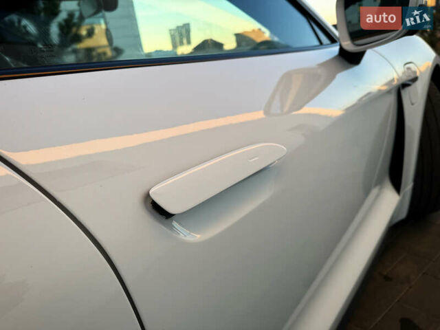 Белый Порше Тайкан, объемом двигателя 0 л и пробегом 100 тыс. км за 51800 $, фото 7 на Automoto.ua