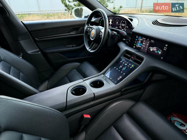 Белый Порше Тайкан, объемом двигателя 0 л и пробегом 100 тыс. км за 51800 $, фото 33 на Automoto.ua