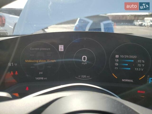 Белый Порше Тайкан, объемом двигателя 0 л и пробегом 23 тыс. км за 38000 $, фото 8 на Automoto.ua