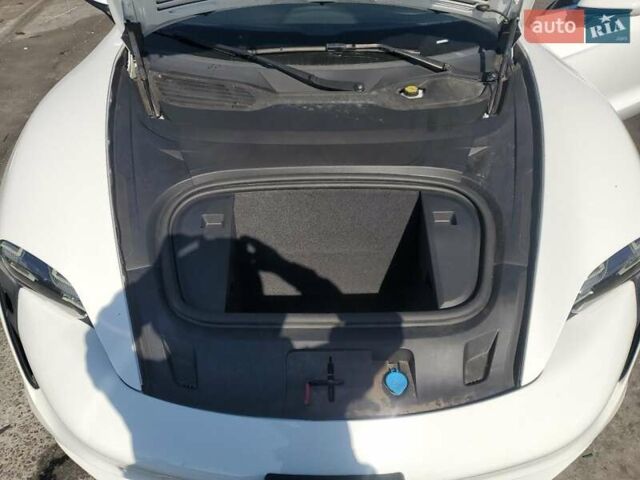 Белый Порше Тайкан, объемом двигателя 0 л и пробегом 23 тыс. км за 38000 $, фото 10 на Automoto.ua