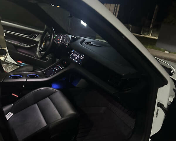 Белый Порше Тайкан, объемом двигателя 0 л и пробегом 79 тыс. км за 52700 $, фото 10 на Automoto.ua