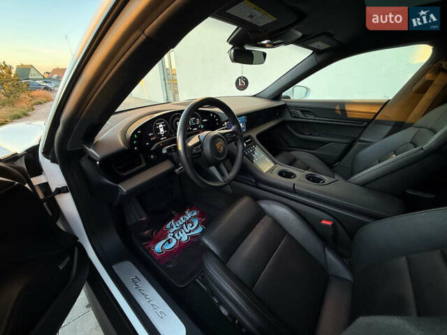 Белый Порше Тайкан, объемом двигателя 0 л и пробегом 100 тыс. км за 51800 $, фото 16 на Automoto.ua