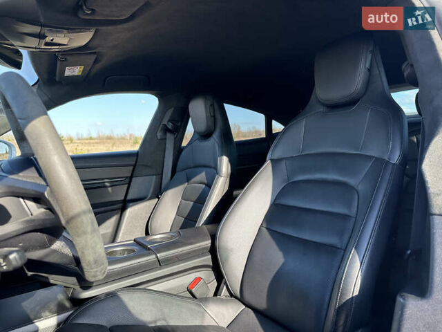 Белый Порше Тайкан, объемом двигателя 0 л и пробегом 68 тыс. км за 79700 $, фото 19 на Automoto.ua