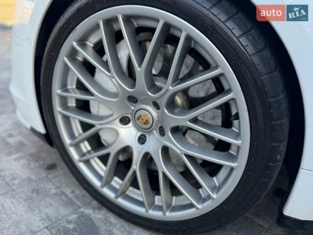 Белый Порше Тайкан, объемом двигателя 0 л и пробегом 42 тыс. км за 57900 $, фото 7 на Automoto.ua