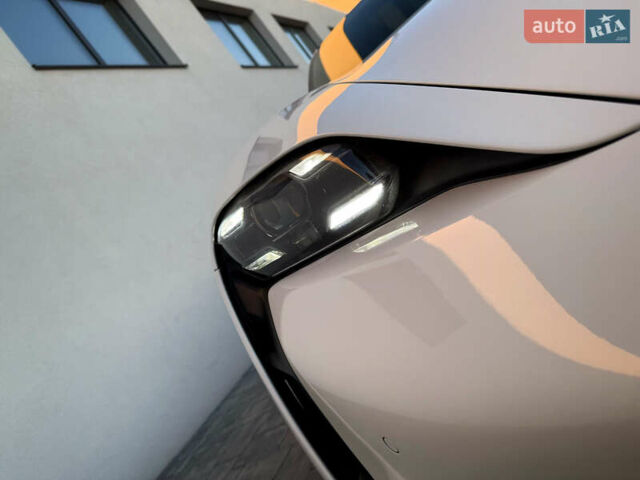 Белый Порше Тайкан, объемом двигателя 0 л и пробегом 100 тыс. км за 51800 $, фото 2 на Automoto.ua