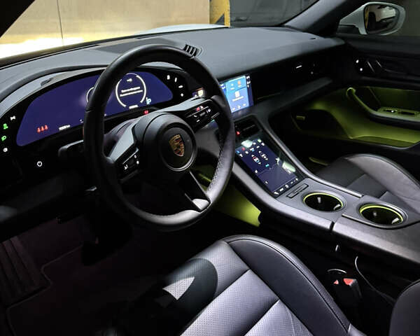 Белый Порше Тайкан, объемом двигателя 0 л и пробегом 79 тыс. км за 52700 $, фото 8 на Automoto.ua