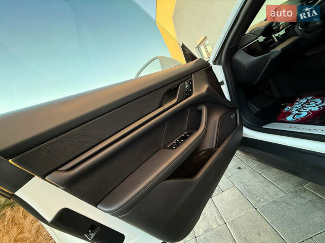 Белый Порше Тайкан, объемом двигателя 0 л и пробегом 100 тыс. км за 51800 $, фото 17 на Automoto.ua