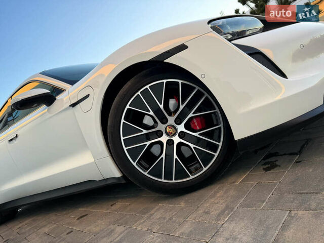 Белый Порше Тайкан, объемом двигателя 0 л и пробегом 100 тыс. км за 51800 $, фото 3 на Automoto.ua