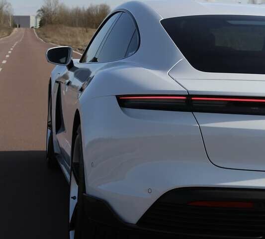 Белый Порше Тайкан, объемом двигателя 0 л и пробегом 68 тыс. км за 79700 $, фото 13 на Automoto.ua