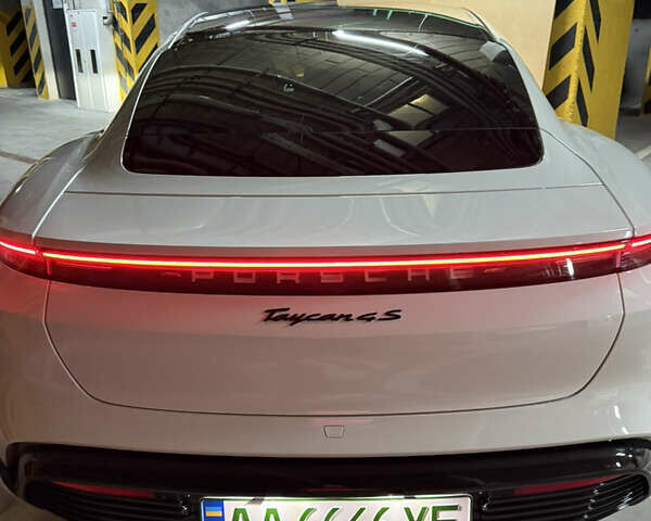 Белый Порше Тайкан, объемом двигателя 0 л и пробегом 79 тыс. км за 52700 $, фото 4 на Automoto.ua