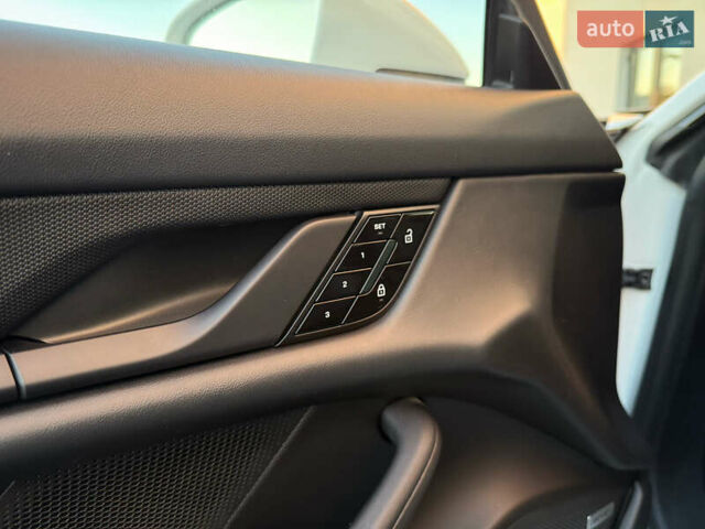 Белый Порше Тайкан, объемом двигателя 0 л и пробегом 100 тыс. км за 51800 $, фото 18 на Automoto.ua