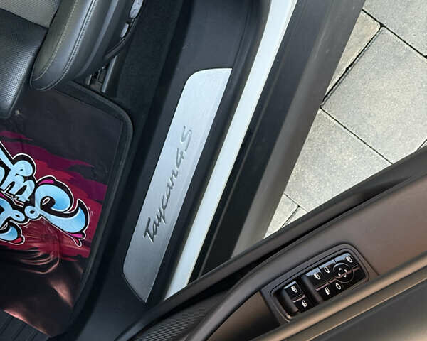 Белый Порше Тайкан, объемом двигателя 0 л и пробегом 100 тыс. км за 51800 $, фото 20 на Automoto.ua