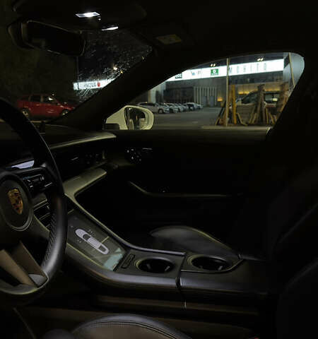 Білий Порше Тайкан, об'ємом двигуна 0 л та пробігом 99 тис. км за 70000 $, фото 8 на Automoto.ua