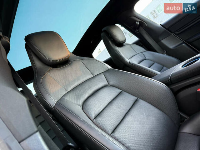 Белый Порше Тайкан, объемом двигателя 0 л и пробегом 100 тыс. км за 51800 $, фото 34 на Automoto.ua