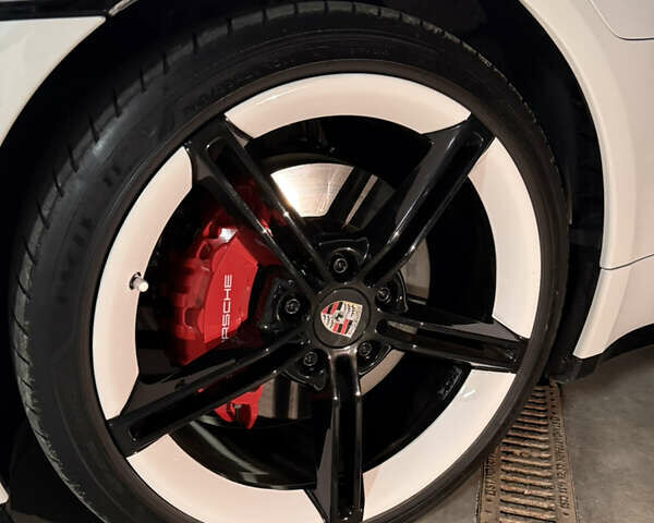 Белый Порше Тайкан, объемом двигателя 0 л и пробегом 79 тыс. км за 54500 $, фото 6 на Automoto.ua