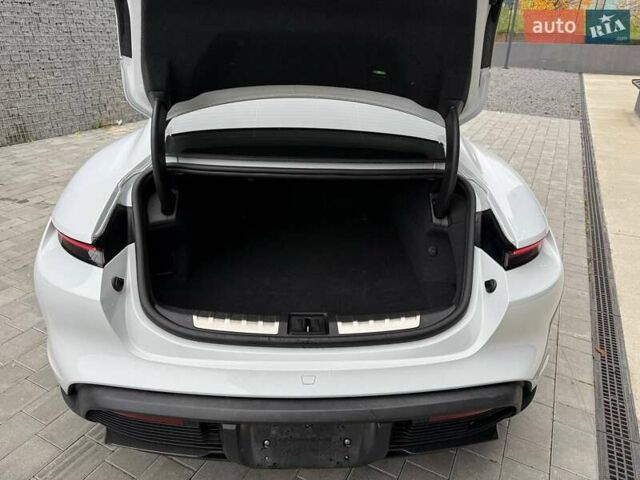 Білий Порше Тайкан, об'ємом двигуна 0 л та пробігом 43 тис. км за 71000 $, фото 8 на Automoto.ua