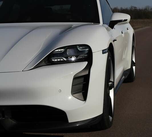 Белый Порше Тайкан, объемом двигателя 0 л и пробегом 68 тыс. км за 79700 $, фото 3 на Automoto.ua