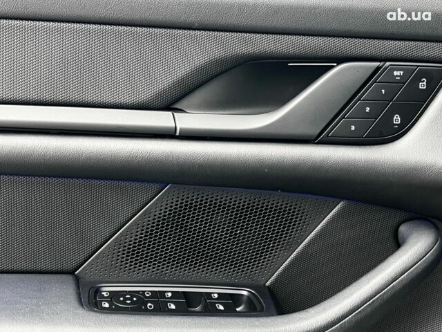 Белый Порше Тайкан, объемом двигателя 1 л и пробегом 21 тыс. км за 76990 $, фото 40 на Automoto.ua