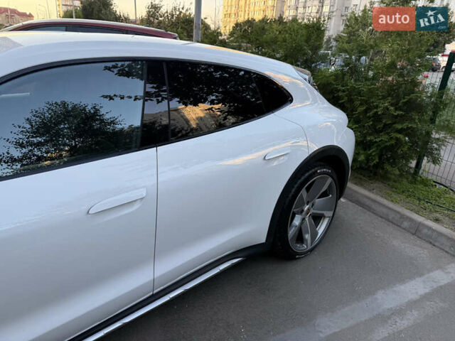 Белый Порше Тайкан, объемом двигателя 0 л и пробегом 42 тыс. км за 75000 $, фото 7 на Automoto.ua