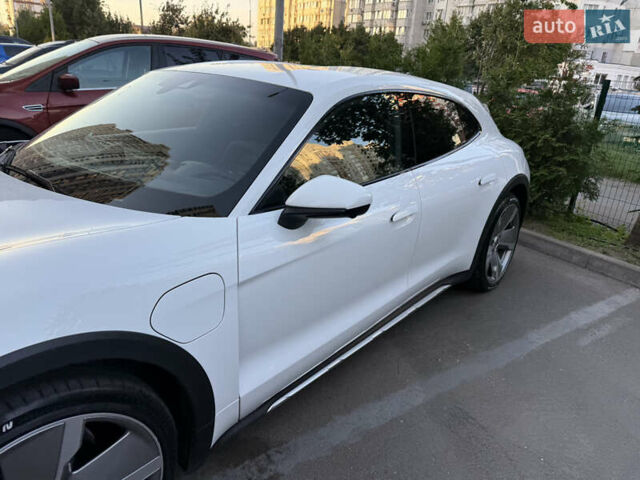 Белый Порше Тайкан, объемом двигателя 0 л и пробегом 42 тыс. км за 75000 $, фото 4 на Automoto.ua