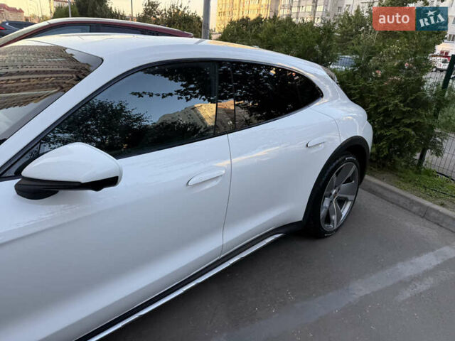 Белый Порше Тайкан, объемом двигателя 0 л и пробегом 42 тыс. км за 75000 $, фото 6 на Automoto.ua