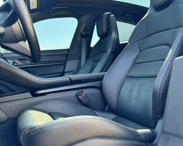 Білий Порше Тайкан, об'ємом двигуна 0 л та пробігом 41 тис. км за 25500 $, фото 3 на Automoto.ua