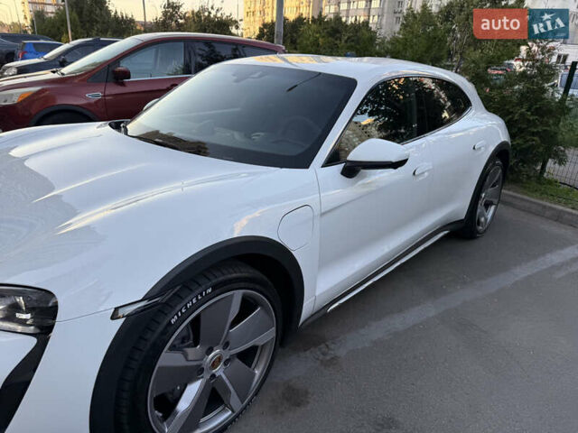 Белый Порше Тайкан, объемом двигателя 0 л и пробегом 42 тыс. км за 75000 $, фото 3 на Automoto.ua
