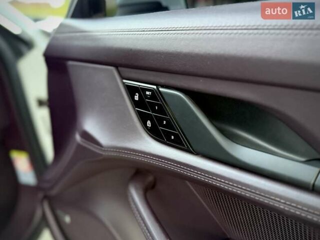 Білий Порше Тайкан, об'ємом двигуна 0 л та пробігом 170 тис. км за 56000 $, фото 26 на Automoto.ua