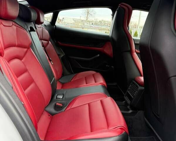 Белый Порше Тайкан, объемом двигателя 0 л и пробегом 19 тыс. км за 57000 $, фото 12 на Automoto.ua