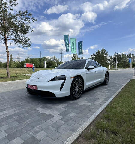 Белый Порше Тайкан, объемом двигателя 0 л и пробегом 17 тыс. км за 47900 $, фото 2 на Automoto.ua