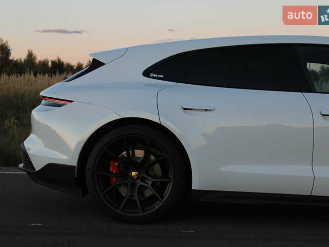 Белый Порше Тайкан, объемом двигателя 0 л и пробегом 29 тыс. км за 75800 $, фото 11 на Automoto.ua