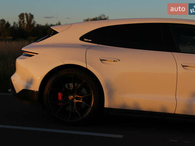 Белый Порше Тайкан, объемом двигателя 0 л и пробегом 29 тыс. км за 75800 $, фото 14 на Automoto.ua