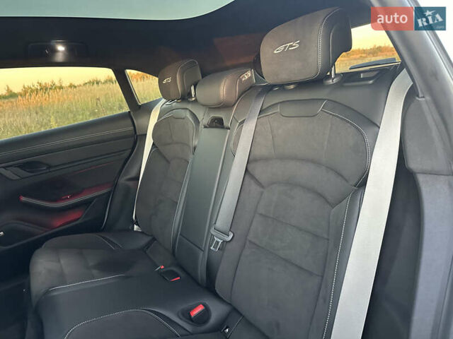 Белый Порше Тайкан, объемом двигателя 0 л и пробегом 29 тыс. км за 75800 $, фото 37 на Automoto.ua