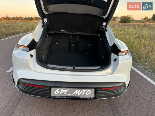 Белый Порше Тайкан, объемом двигателя 0 л и пробегом 29 тыс. км за 75800 $, фото 29 на Automoto.ua