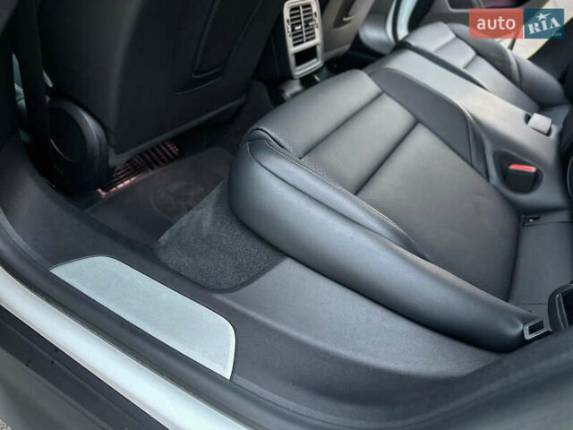 Белый Порше Тайкан, объемом двигателя 0 л и пробегом 33 тыс. км за 75500 $, фото 73 на Automoto.ua