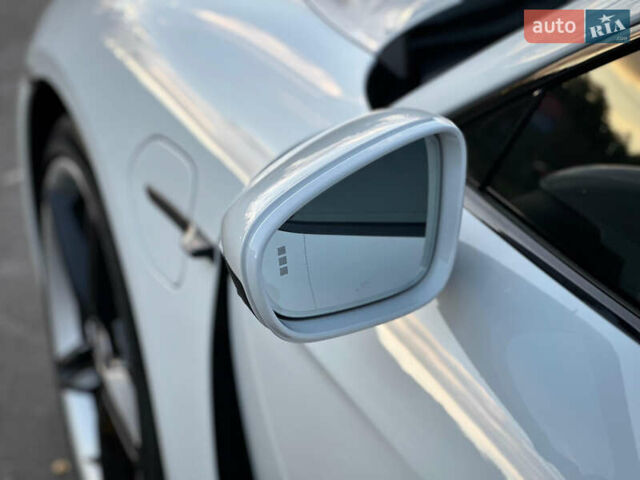 Белый Порше Тайкан, объемом двигателя 0 л и пробегом 33 тыс. км за 75500 $, фото 2 на Automoto.ua