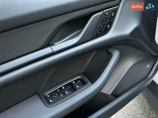 Белый Порше Тайкан, объемом двигателя 0 л и пробегом 33 тыс. км за 75500 $, фото 43 на Automoto.ua