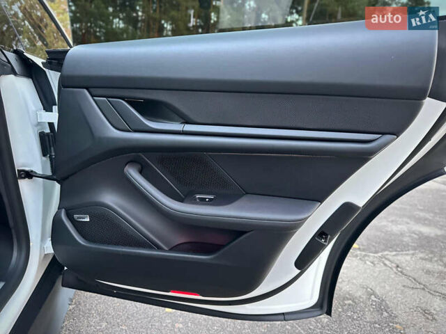 Белый Порше Тайкан, объемом двигателя 0 л и пробегом 33 тыс. км за 75500 $, фото 70 на Automoto.ua