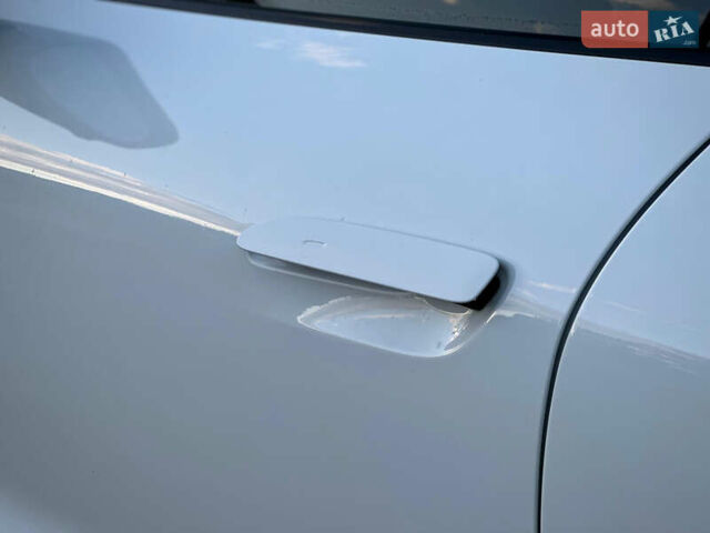 Белый Порше Тайкан, объемом двигателя 0 л и пробегом 33 тыс. км за 75500 $, фото 20 на Automoto.ua