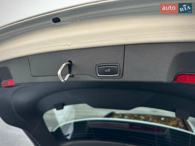 Белый Порше Тайкан, объемом двигателя 0 л и пробегом 33 тыс. км за 75500 $, фото 48 на Automoto.ua