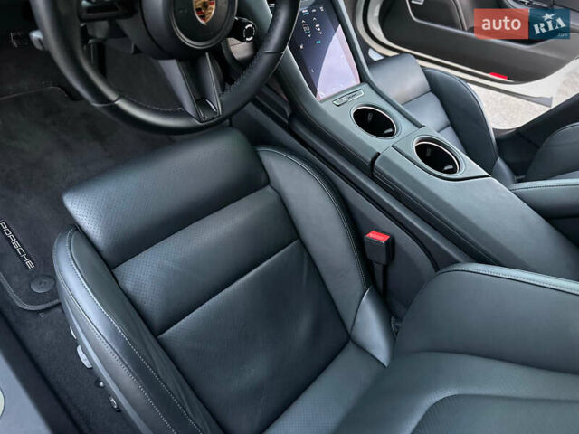 Белый Порше Тайкан, объемом двигателя 0 л и пробегом 33 тыс. км за 75500 $, фото 53 на Automoto.ua