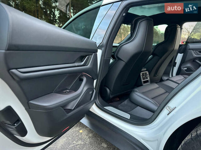 Белый Порше Тайкан, объемом двигателя 0 л и пробегом 33 тыс. км за 75500 $, фото 63 на Automoto.ua