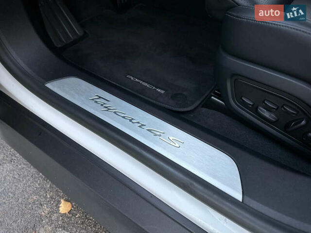 Белый Порше Тайкан, объемом двигателя 0 л и пробегом 33 тыс. км за 75500 $, фото 51 на Automoto.ua